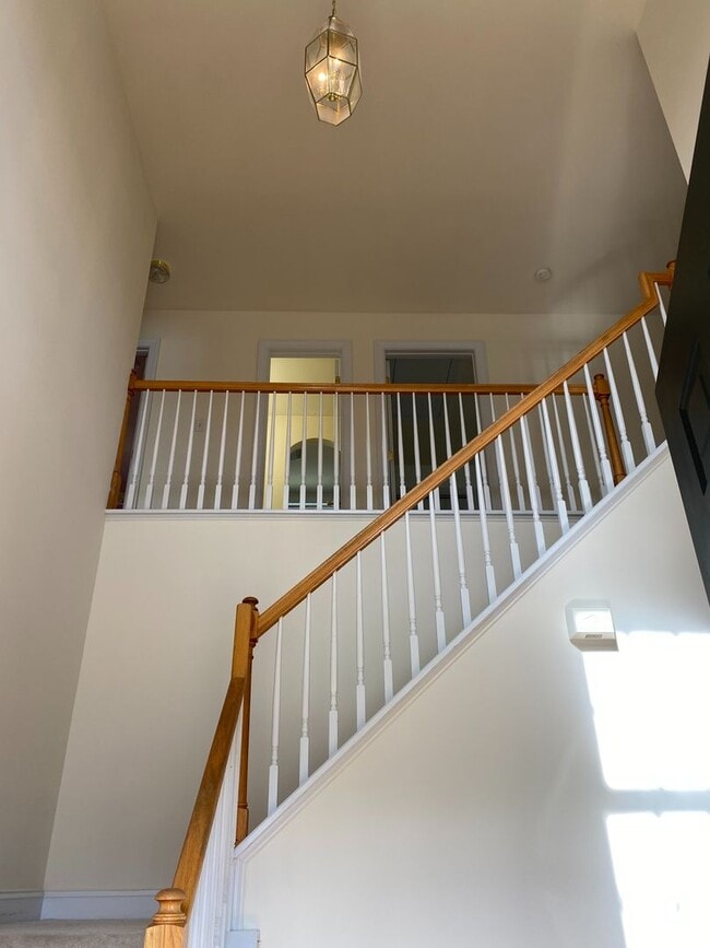 Building Photo - Stunning 4bdrm/2.5bth Home w/Loft Located ...