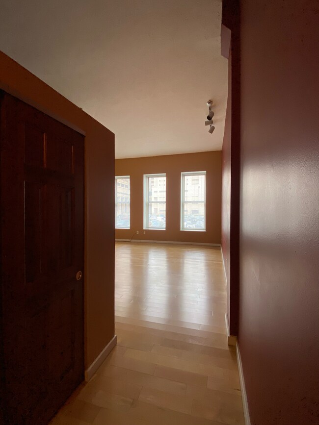 Building Photo - 408 W Saint Clair Ave