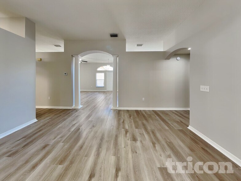 Building Photo - 1810 Cattleman Dr