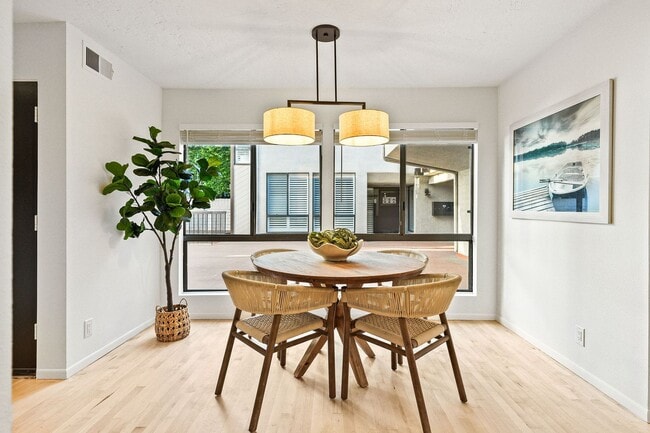 Building Photo - Natural Sunlight in every room, Palos Verdes Estates