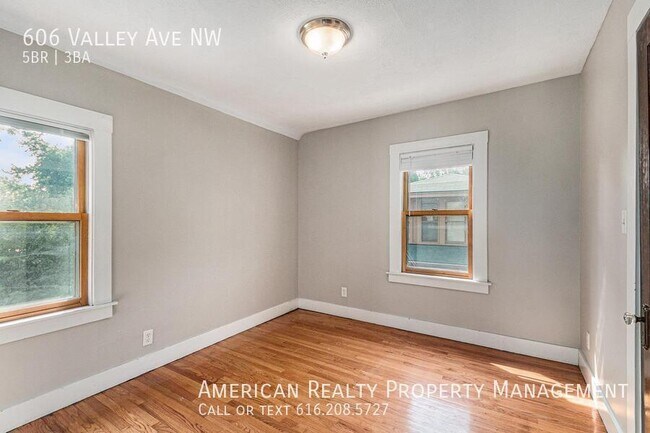 Building Photo - 606 Valley Ave NW