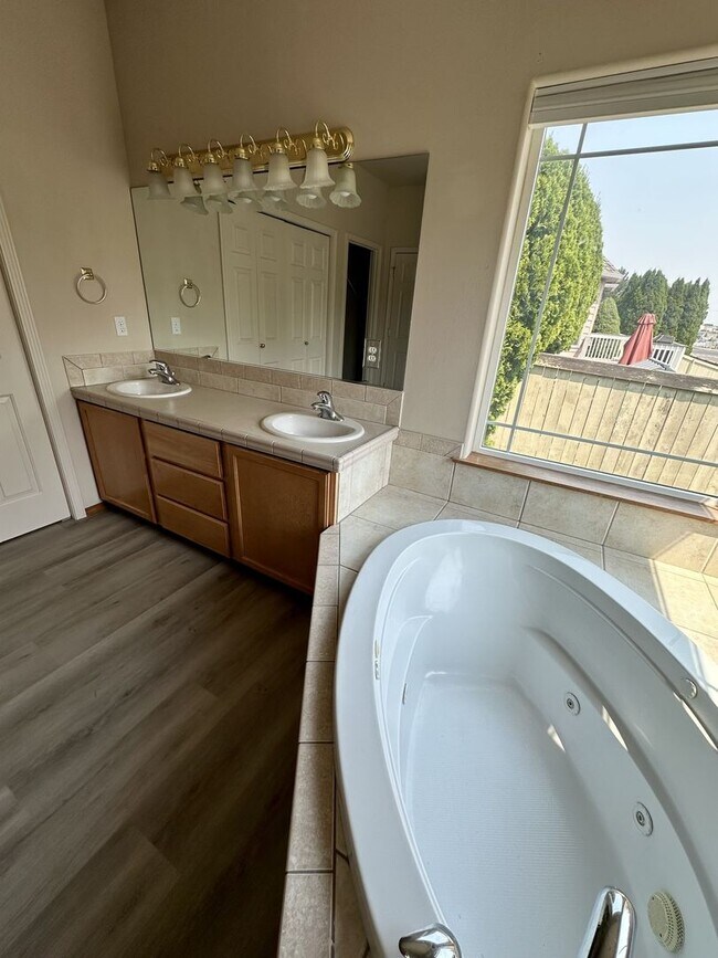 Building Photo - Breathtaking Rambler in Richland