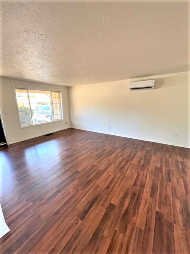 Building Photo - 2Bd/1.5Bath Single story duplex McMinnville