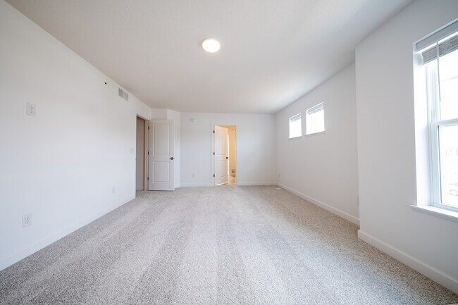 Building Photo - 15004 Ahena Curv