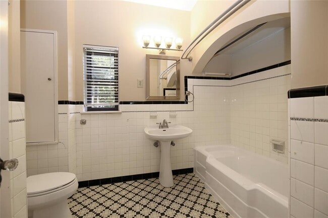 Building Photo - 2301 Sunset Blvd