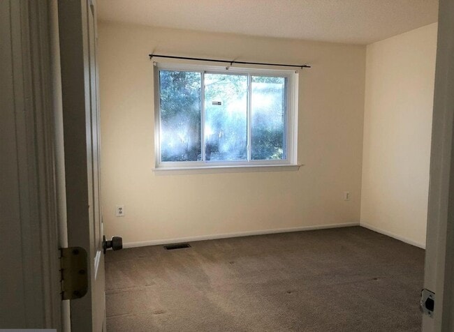 Building Photo - 166 Thoreau Dr