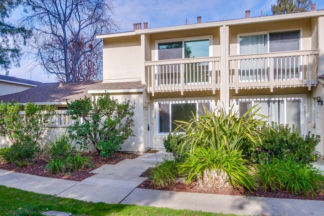 Building Photo - Lovely and Spacious 2BR 2.5BA Condo in Gre...
