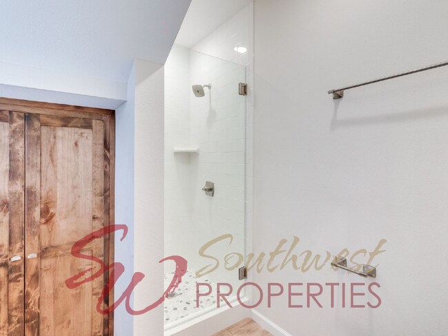 Building Photo - Absolutely gorgeous 1 bedroom 1 bath boutique style living