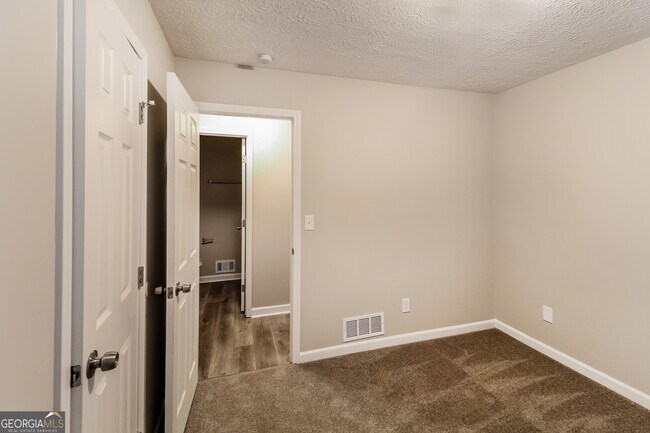 Building Photo - 635 Lakeridge Cir SE