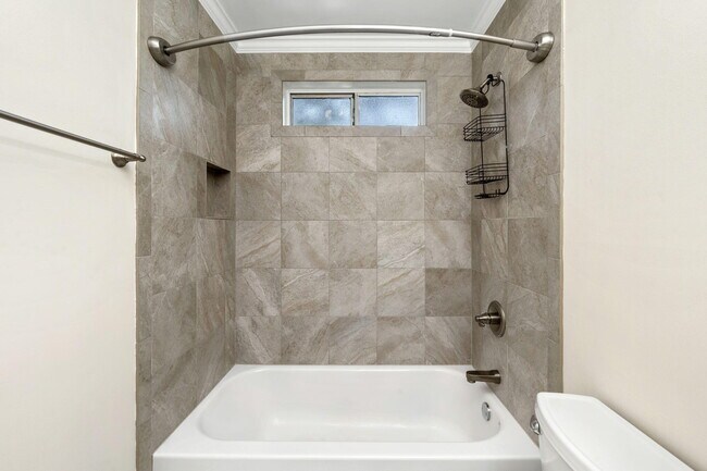 Building Photo - 305 Parkwood Pl
