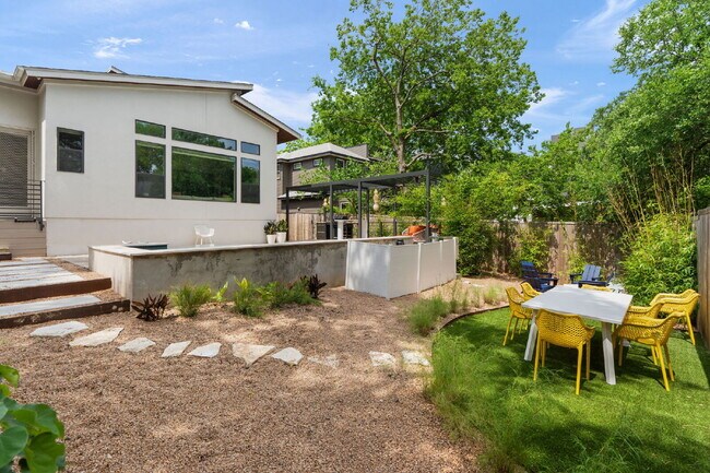 Building Photo - Modern Oasis in Bouldin Creek