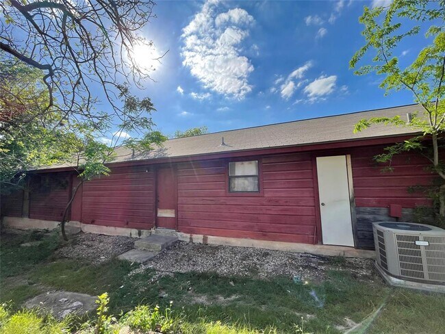 Building Photo - 7402 Geneva Dr