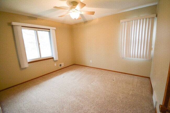 Building Photo - Absolutely pristine, unique multi-level floor plan