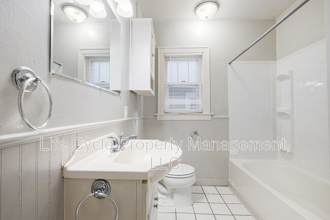 Building Photo - 346 Quimby St NE