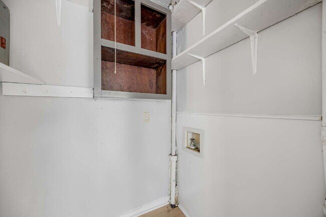 Building Photo - Berclair 1BR with appliances included — $750/mo, $450 deposit