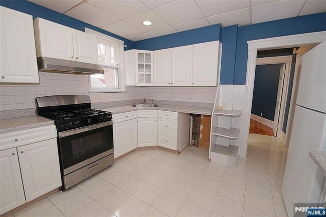 Building Photo - 510 Undercliff Ave