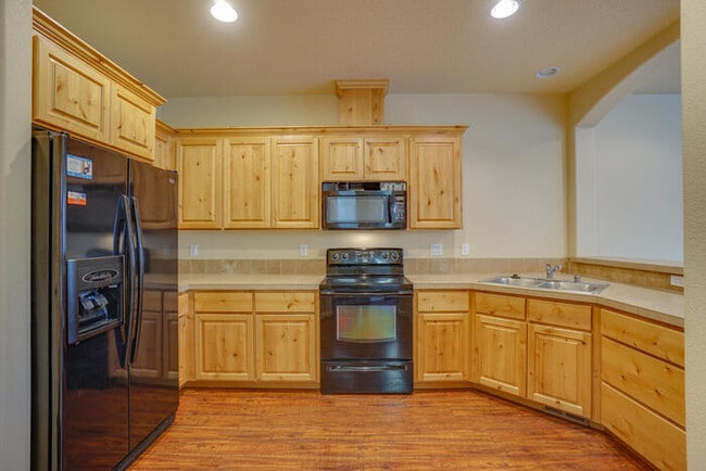 Building Photo - BEAUTIFUL THREE BEDROOM HOME IN FELIDA