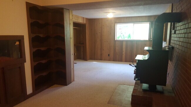 Building Photo - Raleigh Hills Beauty! XL Yard & Attached Garage! Dogs OK!