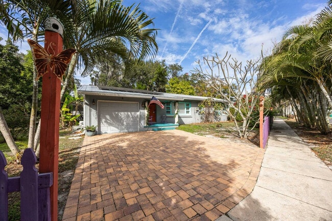 Building Photo - 214 Lucerne Dr