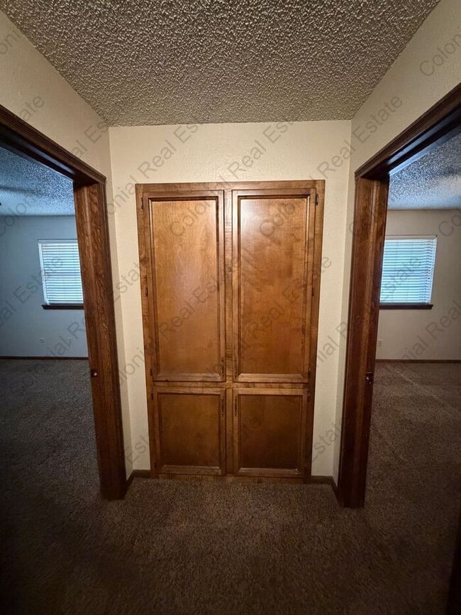 Building Photo - Cozy 2 bedroom 1 bathroom apartment with fireplace.