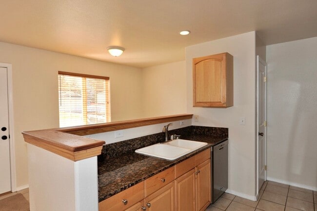 Building Photo - 3 bed 2 bath rancher duplex (stainless appliances & granite counters)