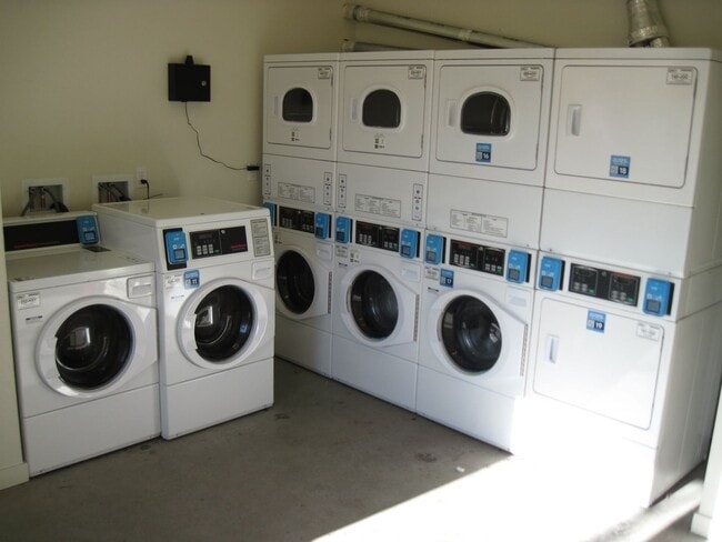 Building Photo - Spacious 2 Bed, 1.5 Bath, 900 Square Foot Apartment with Air Conditioning.