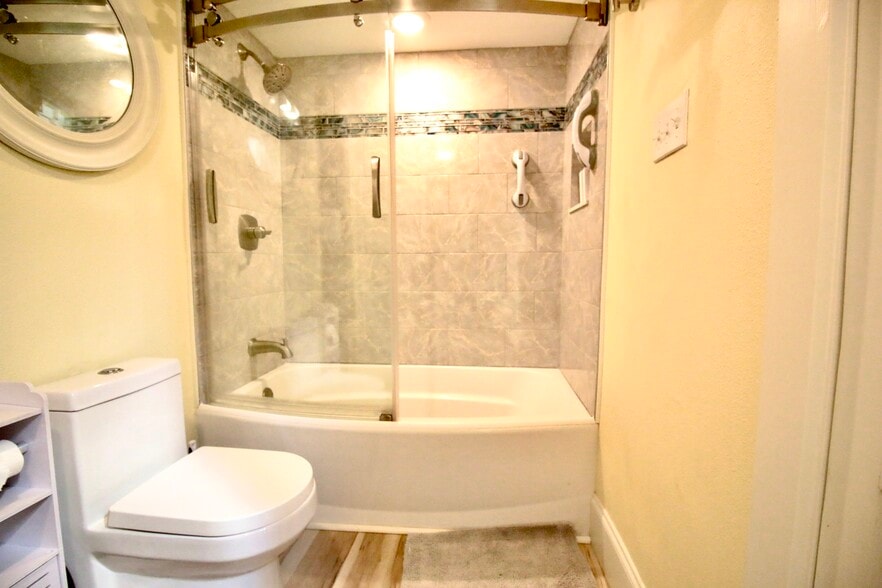Shower/Tub - 1039 Henriette Delille St