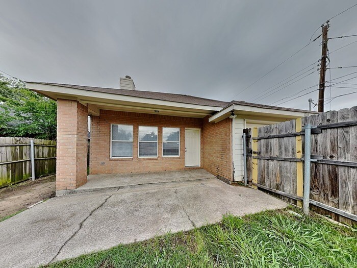 Building Photo - 2208 Rodney Ln