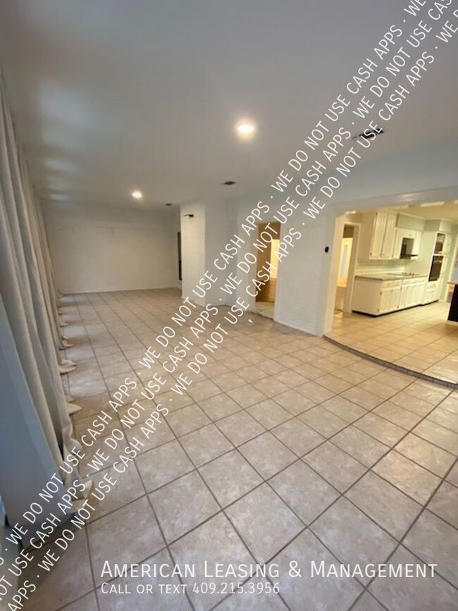 Building Photo - Spacious 3bed/2bath with pool for lease in...