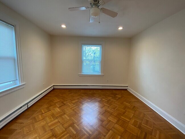 Building Photo - 90 Lyndhurst St