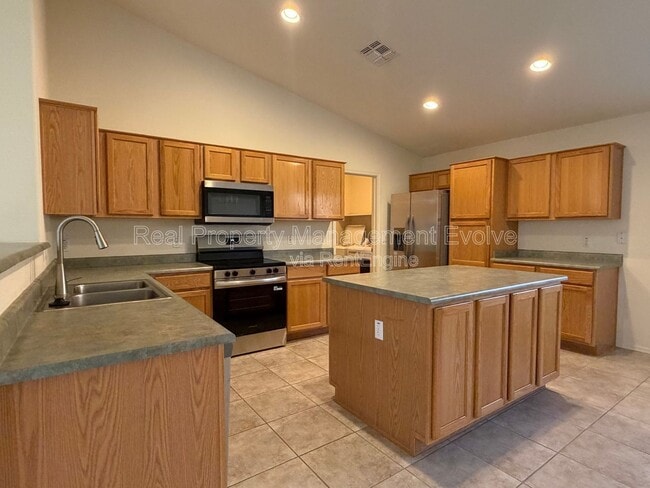 Building Photo - 15847 W Saguaro Ln