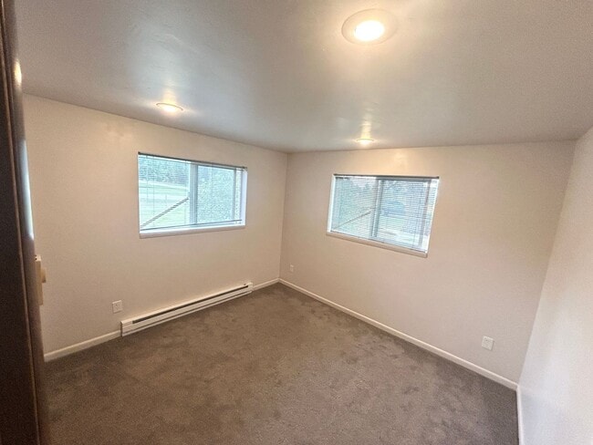 Building Photo - 640 W Valley Dr