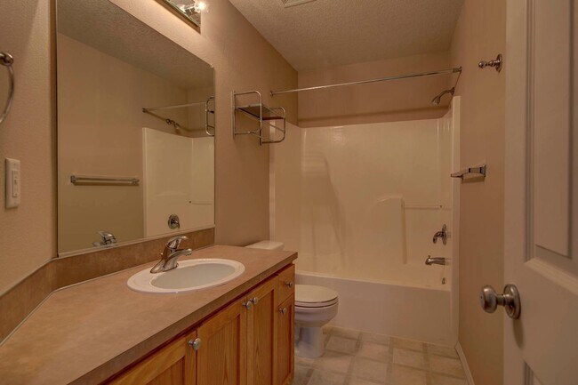 Building Photo - Bethany Single Family Home 4 Bed + Office 2.5 Bath!