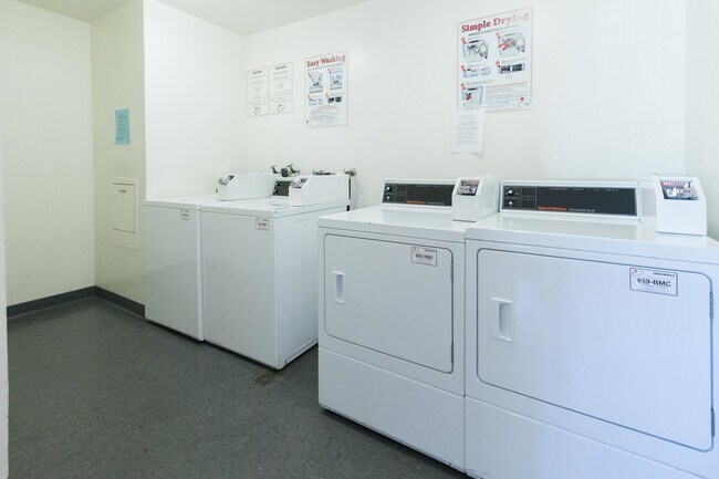 Building Photo - Remodeled 2 BEDROOM/2 BATH in the Heart of...