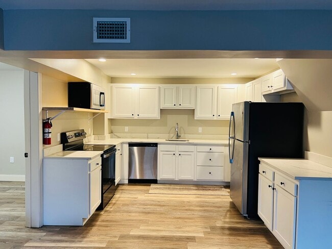 Building Photo - 1398 Quechee Hartland Road