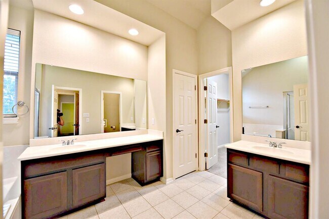 Building Photo - 15520 Interlachen Dr