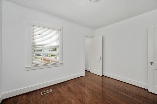 Building Photo - 819 Weedon St