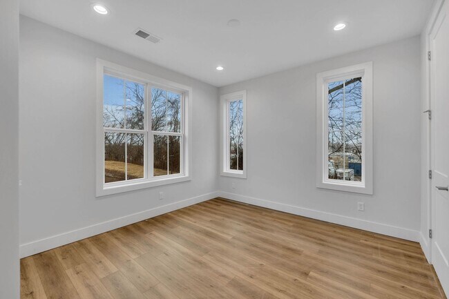 Building Photo - 425A Veritas St.
