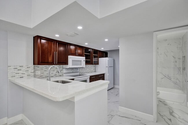 Building Photo - Renovated and Updated 2 Bed, 2 Bath Condo ...