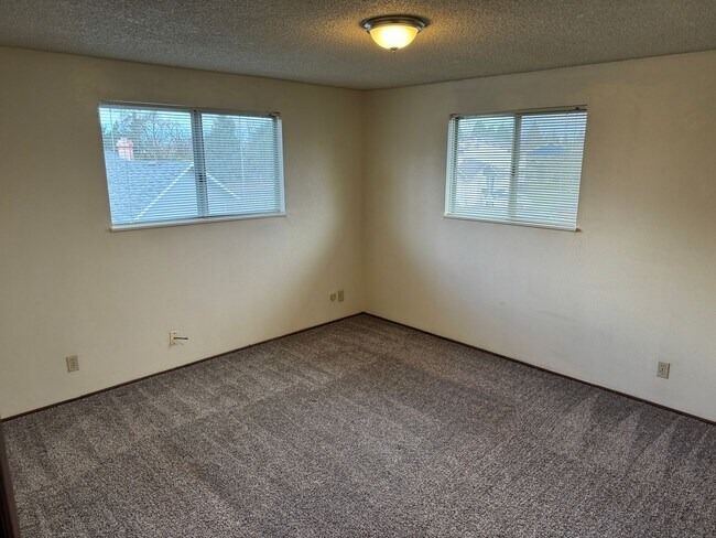 Building Photo - Updated 2 bedroom 1 1/2 bath duplex in Springfield!  MOVE IN SPECIAL!