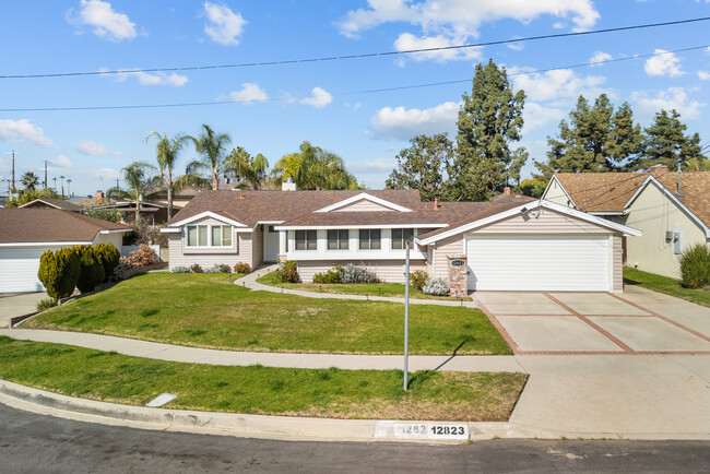 Building Photo - 12823 Delano St