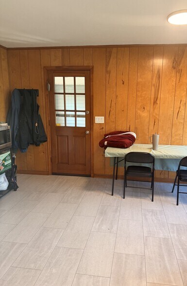 Building Photo - 682 Tower Hill Rd