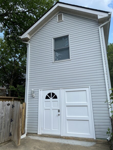 Front Entry/Driveway - 1701 N Wayne St