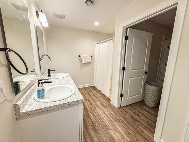 Building Photo - 3 Bedroom Town Home