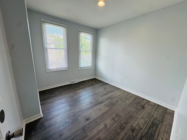 Building Photo - Remodeled 4bd/2 House with Rear yard!! SEC...