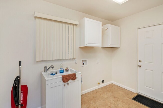 Building Photo - Single Level Family House