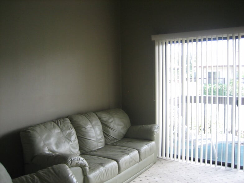 living area - 1255 Ponce Island Dr