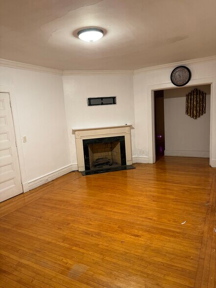 Building Photo - 584 Western Ave