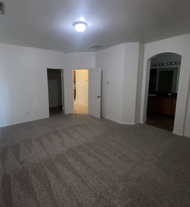 Building Photo - Spacious 4 Bedroom House