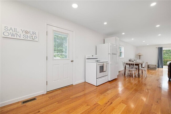 Building Photo - 127 Howland Ave